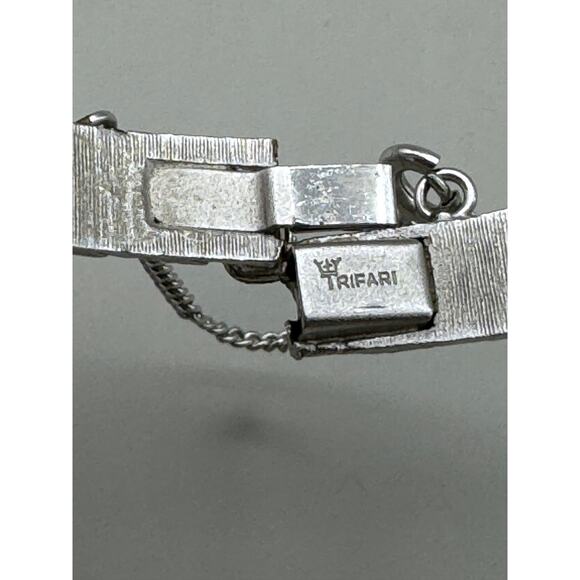 Vintage Crown Trifari Brushed Silver Tone Feathers Hinged Bracelet - Picture 7 of 12